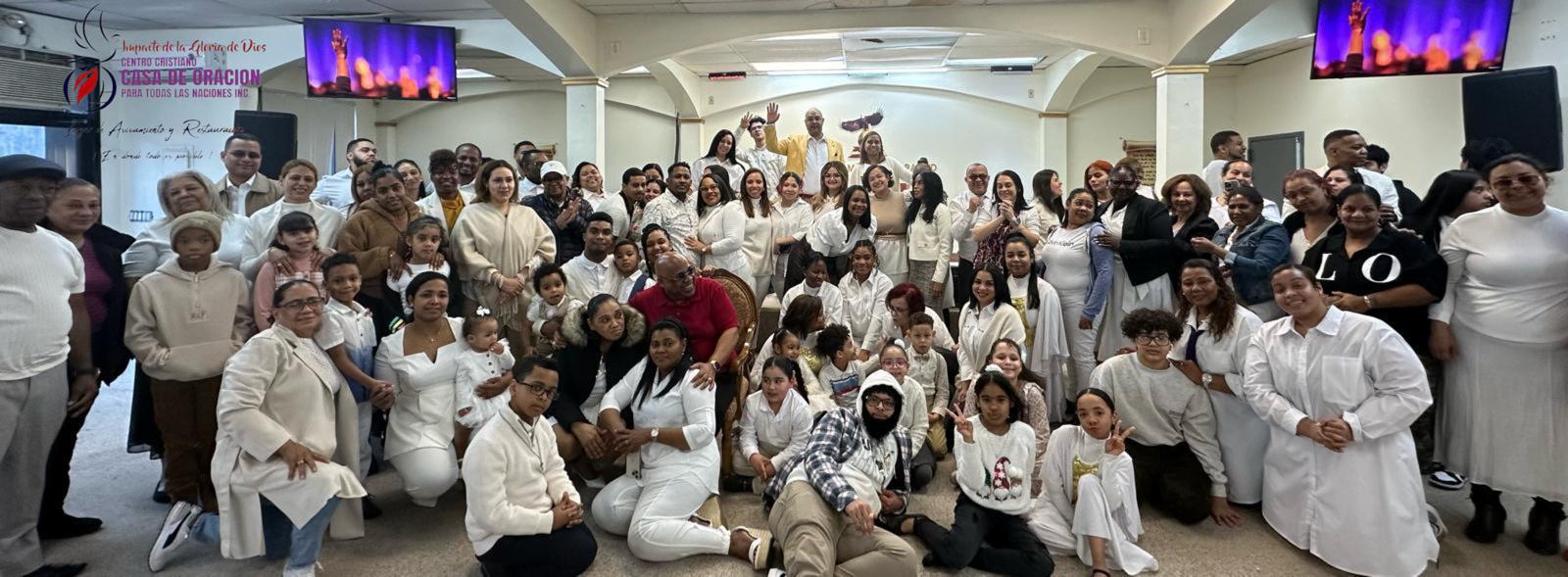 Toda la familia de la fe reunida en adoración — Centro Cristiano Casa de Oración