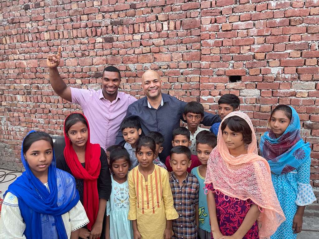 Alcance Comunitario — Familias recibiendo el amor de Cristo